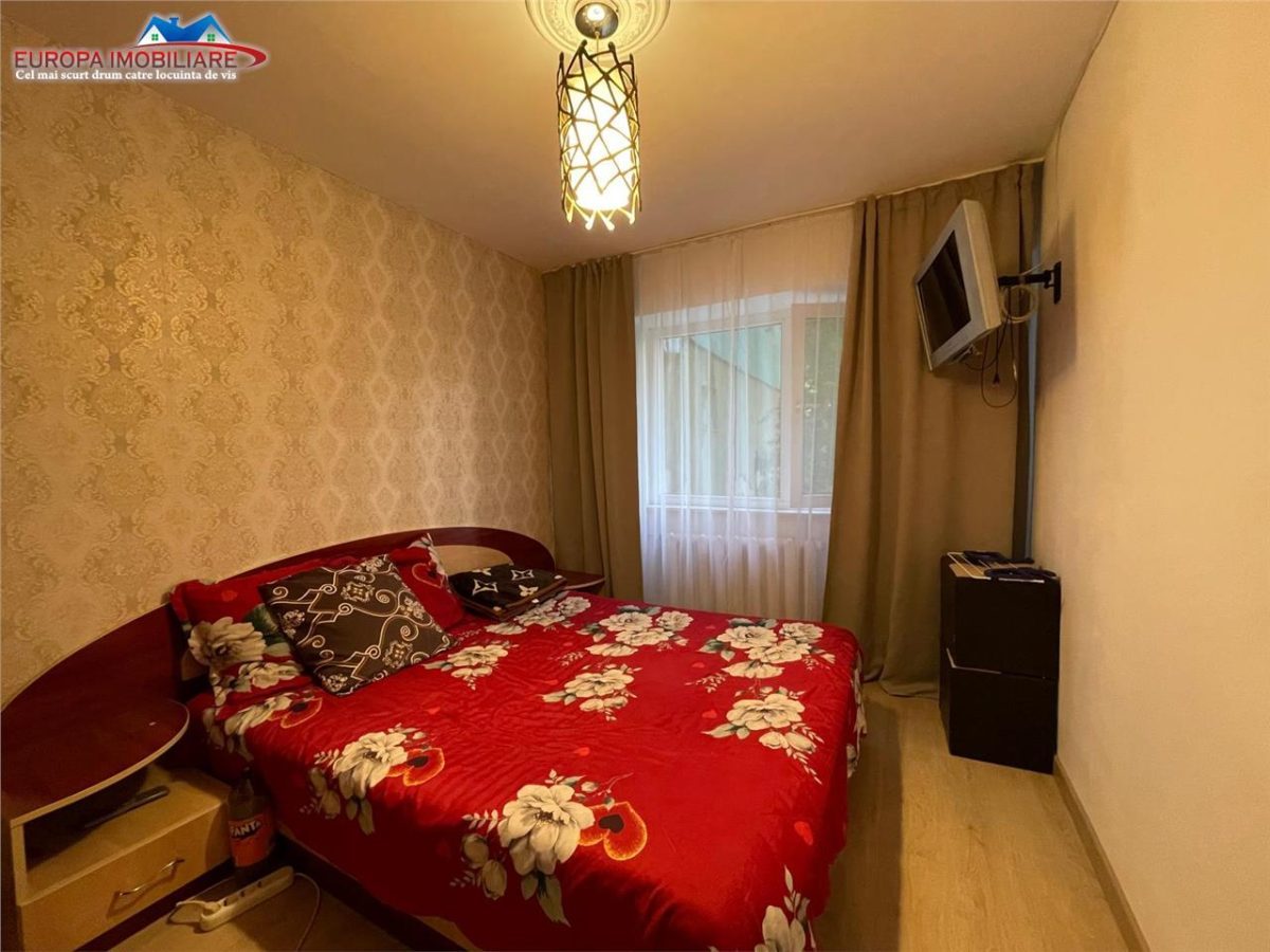 Apartament 3 camere de vanzare zona VEST Tulcea - foto 3