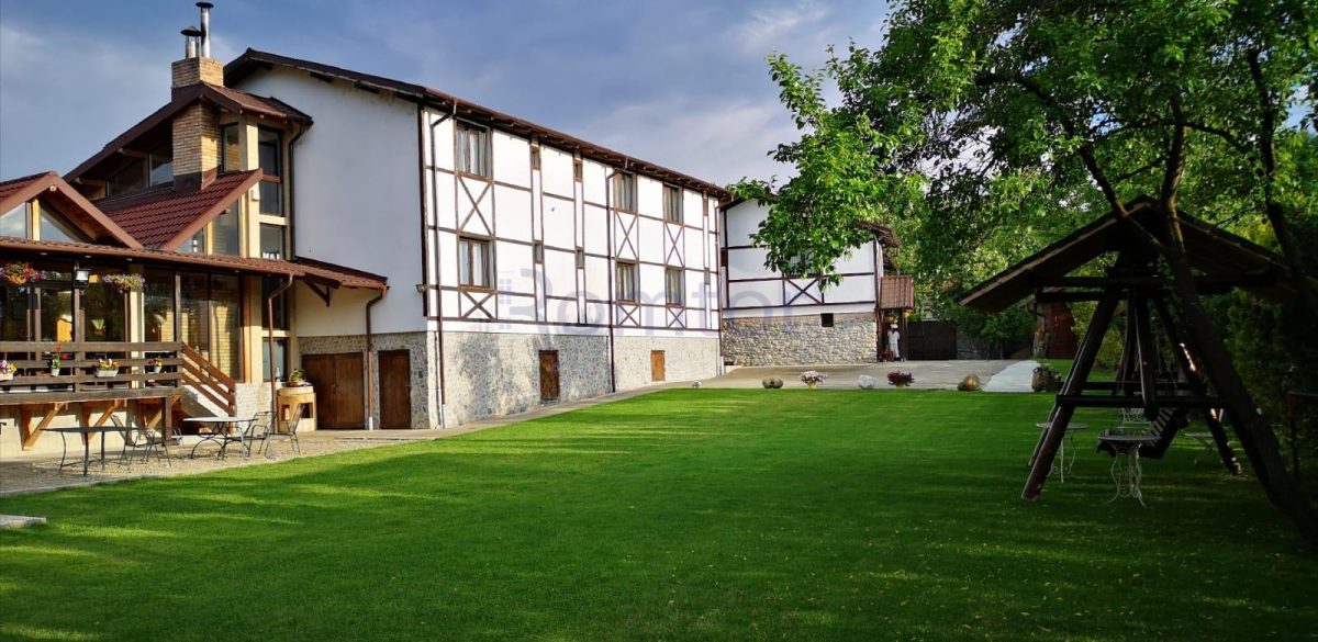 Vila/Pensiune cu 12 camere teren de 2.000 mp de vanzare in Campulung Muscel Arges - 