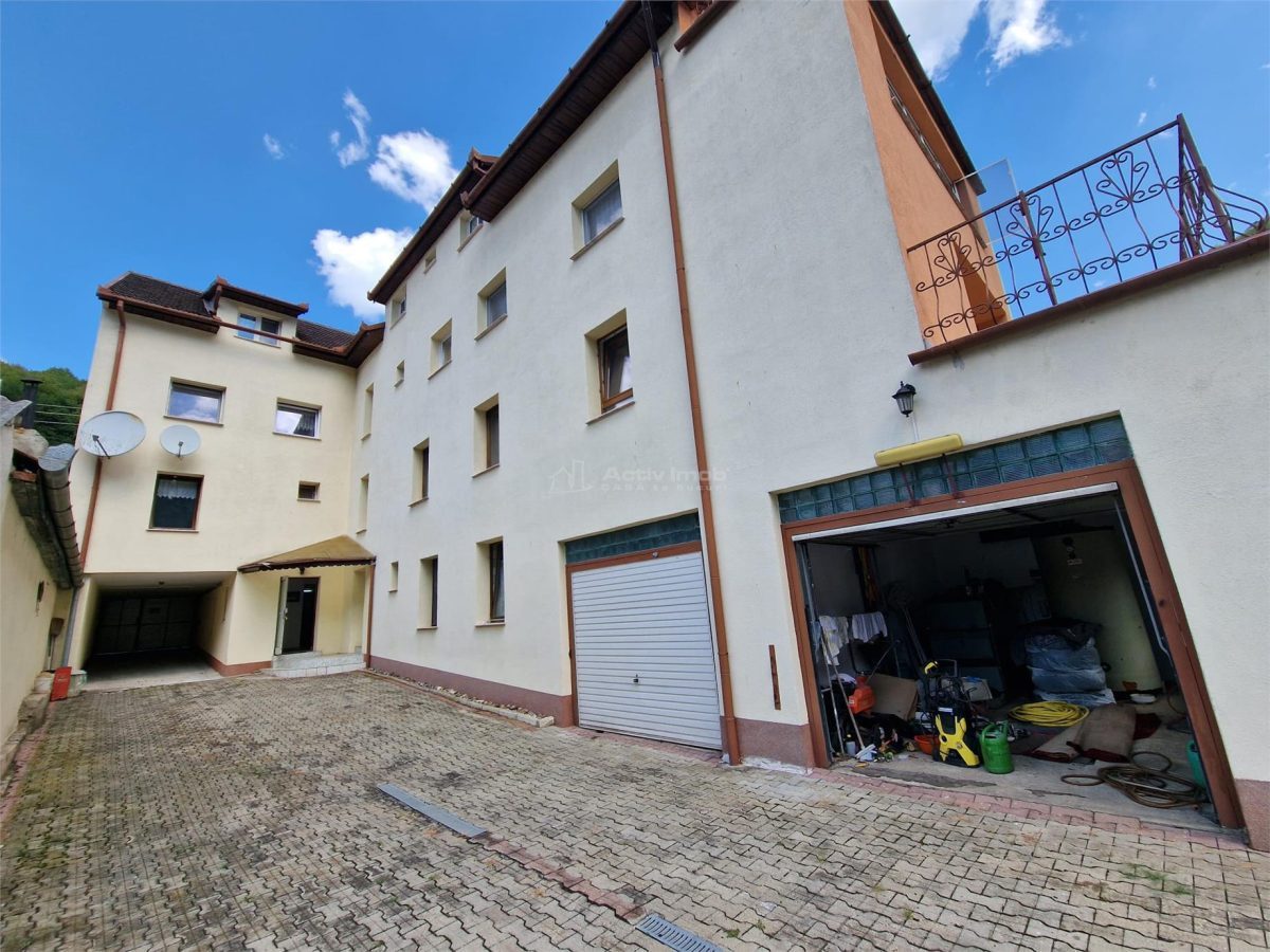 Resita Vila si Pensiune P+2+Mansd.827 Mp.Comision ZERO Cumparator - foto 2