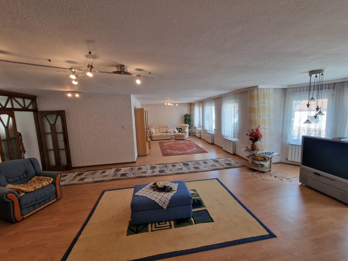 Resita Vila si Pensiune P+2+Mansd.827 Mp.Comision ZERO Cumparator - foto 4