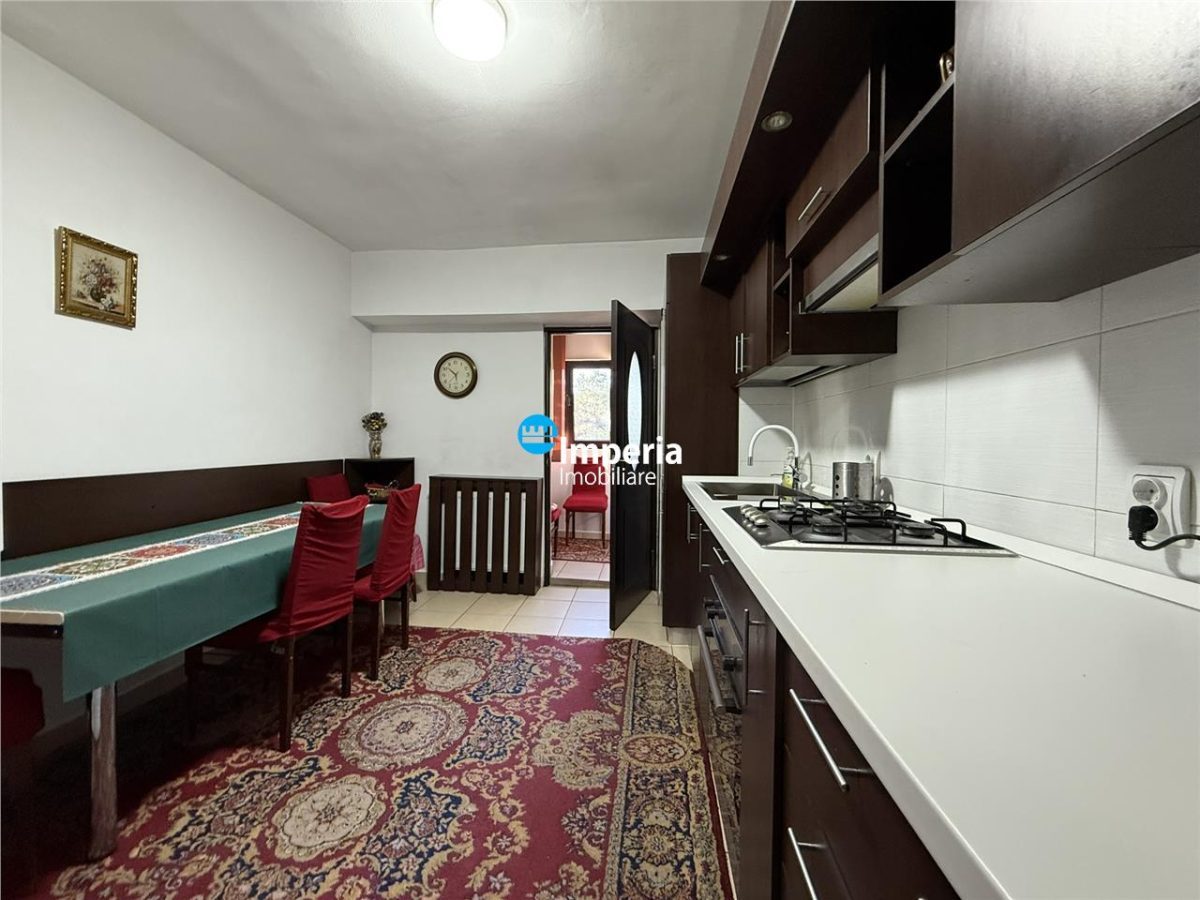 Inchiriez apartament 3 camere, decomandat, Zona Nicolina - Podu Ros - foto 6