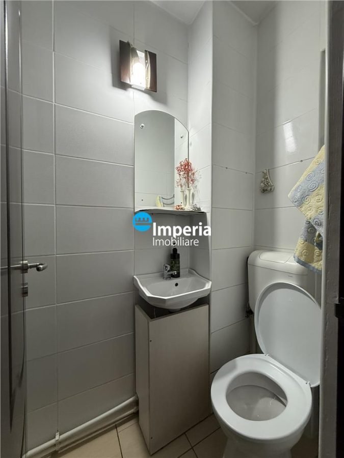 Inchiriez apartament 3 camere, decomandat, Zona Nicolina - Podu Ros - foto 8