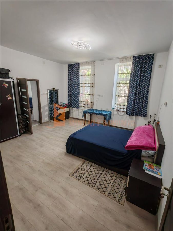 EXCLUSIVITATE! Casa spatioasa + teren in centrul Buzaului - foto 2