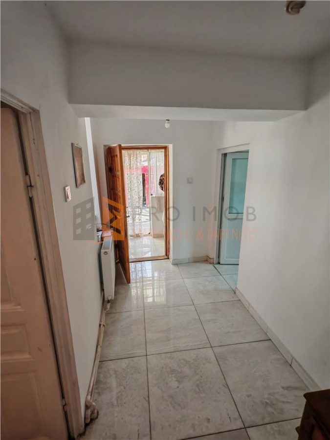 EXCLUSIVITATE! Casa spatioasa + teren in centrul Buzaului - foto 12