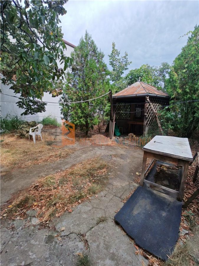 Casa de vanzare si teren 708 mp in zona Victoriei - 