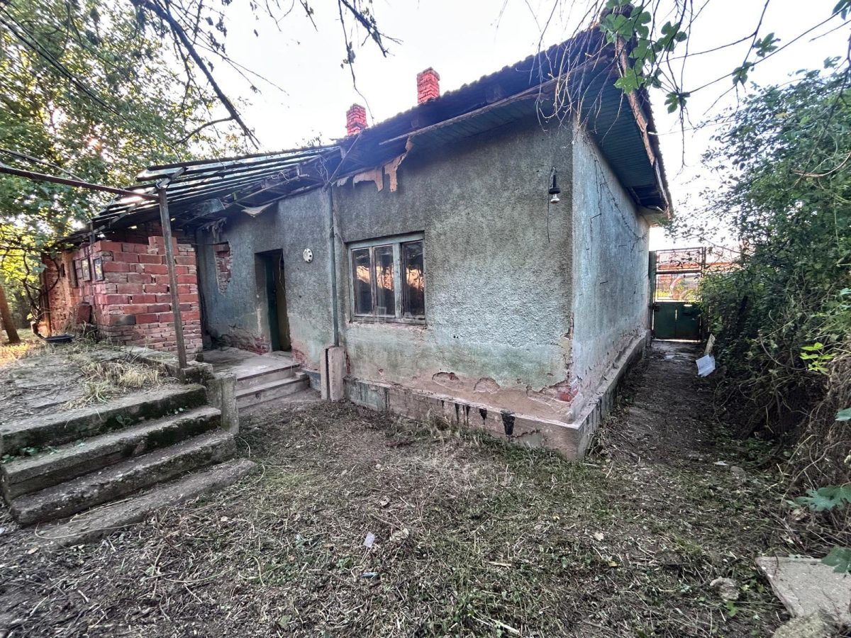 Bocsa Romana, 2 Corpuri de cladire cu Teren de 555 mp. si garaj, la sosea - foto 11