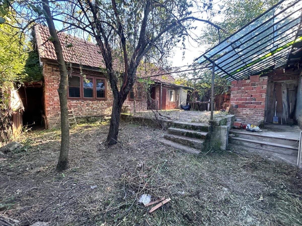 Bocsa Romana, 2 Corpuri de cladire cu Teren de 555 mp. si garaj, la sosea - foto 3