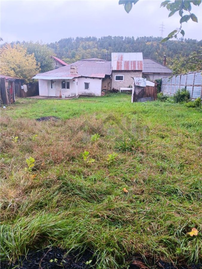 Manta Rosie TEREN 700mp CASA BATRANEASCA 65mp la 200m de bld. Poitiers - Iasi