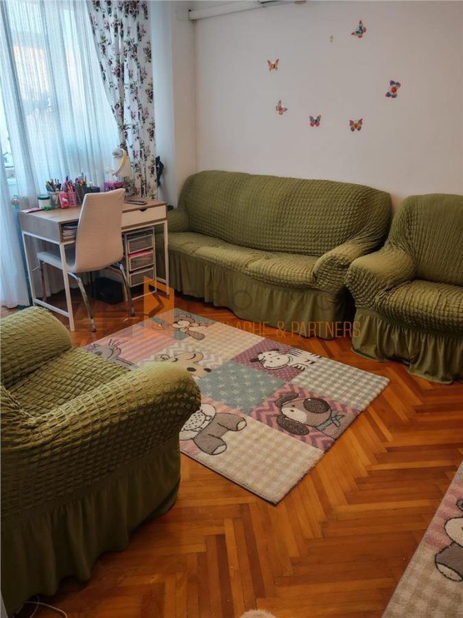 Apartament 3 camere cf 1 semidecomandat in zona Crang - 