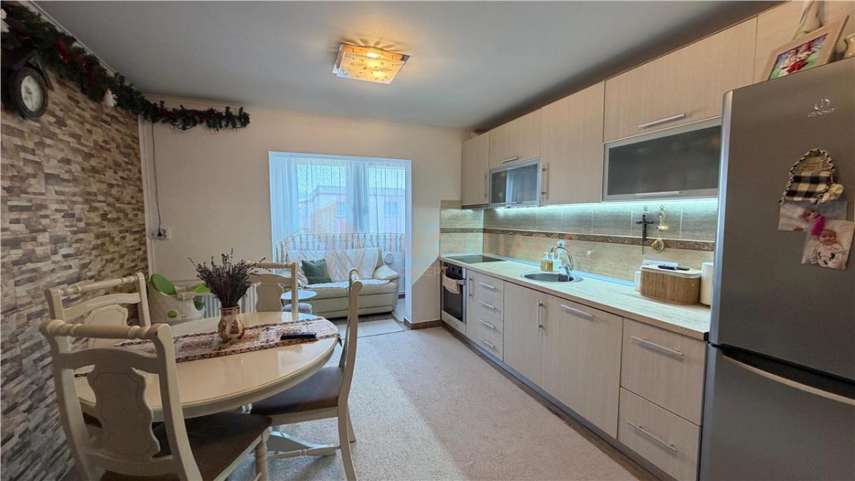 Apartament 3 camere, zona Sc Nr. 3 - 