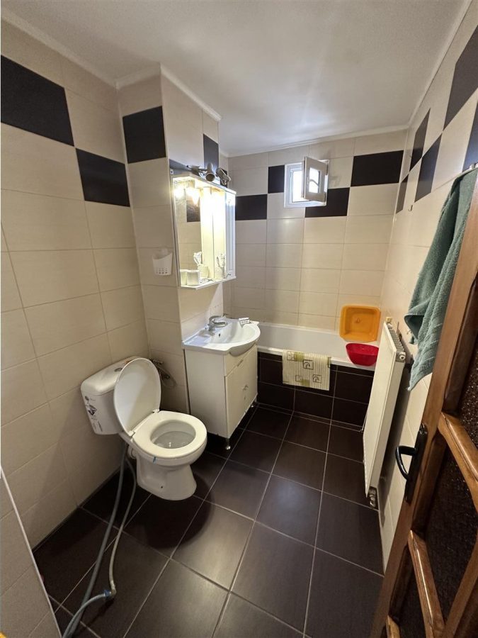 Decomandat, model mare cu 2 bai in zona Bucovina - foto 11