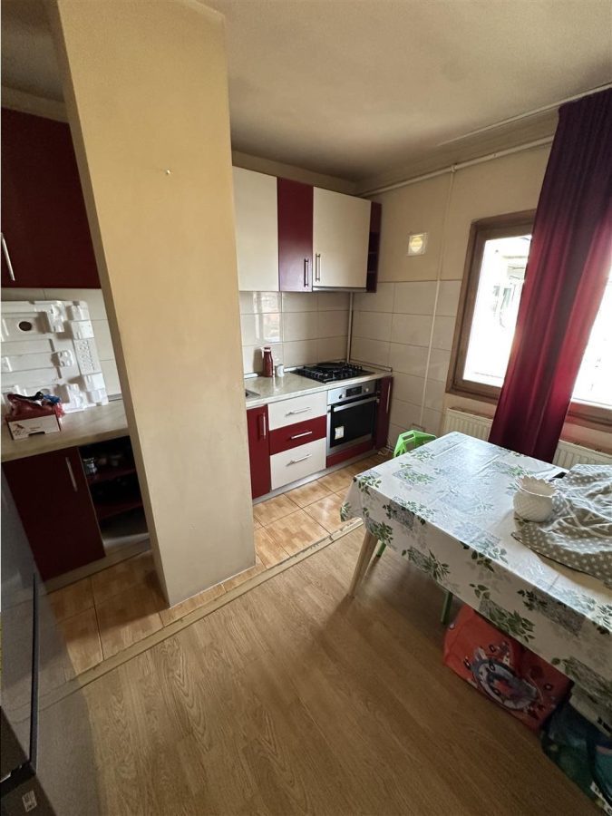 Decomandat, model mare cu 2 bai in zona Bucovina - foto 4