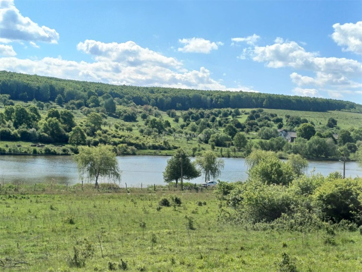 Loturi de teren de vanzare la Tocile cu vedere la lac - 