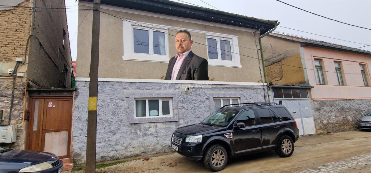 Resita Casa la Pret de Apartament,Parter, Etj 1 si Pod, Zona Muncitoresc - 