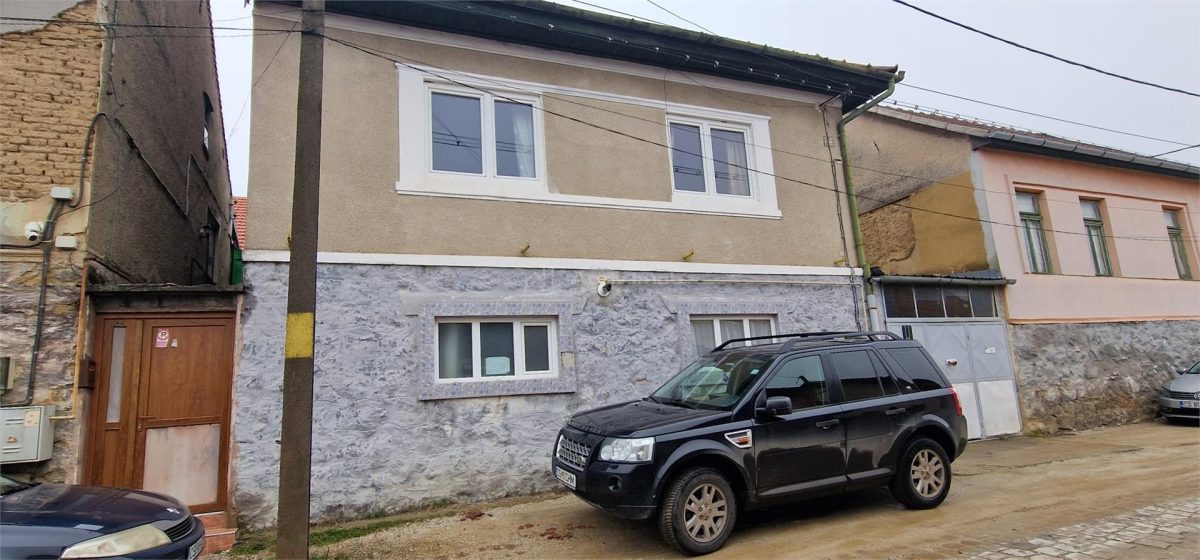 Resita Casa la Pret de Apartament,Parter, Etj 1 si Pod, Zona Muncitoresc - foto 2