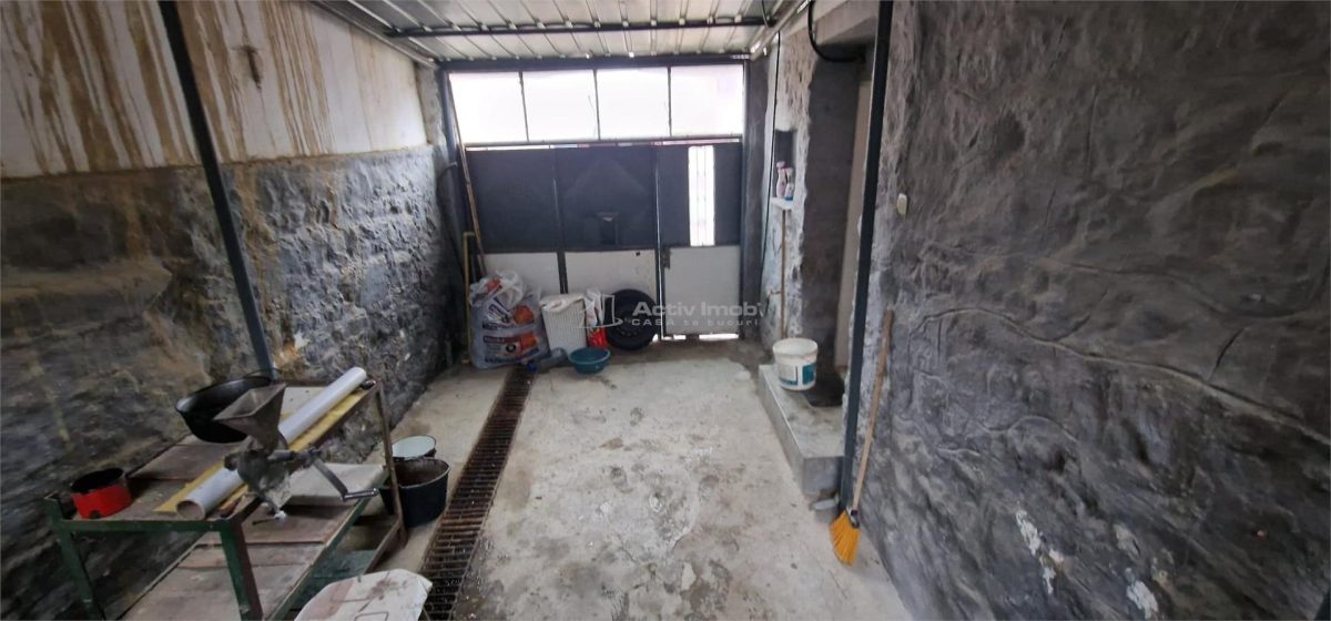 Resita Casa la Pret de Apartament,Parter, Etj 1 si Pod, Zona Muncitoresc - foto 11