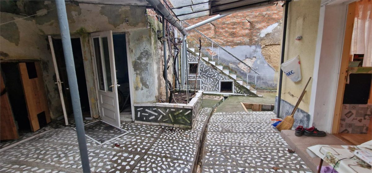 Resita Casa la Pret de Apartament,Parter, Etj 1 si Pod, Zona Muncitoresc - foto 15