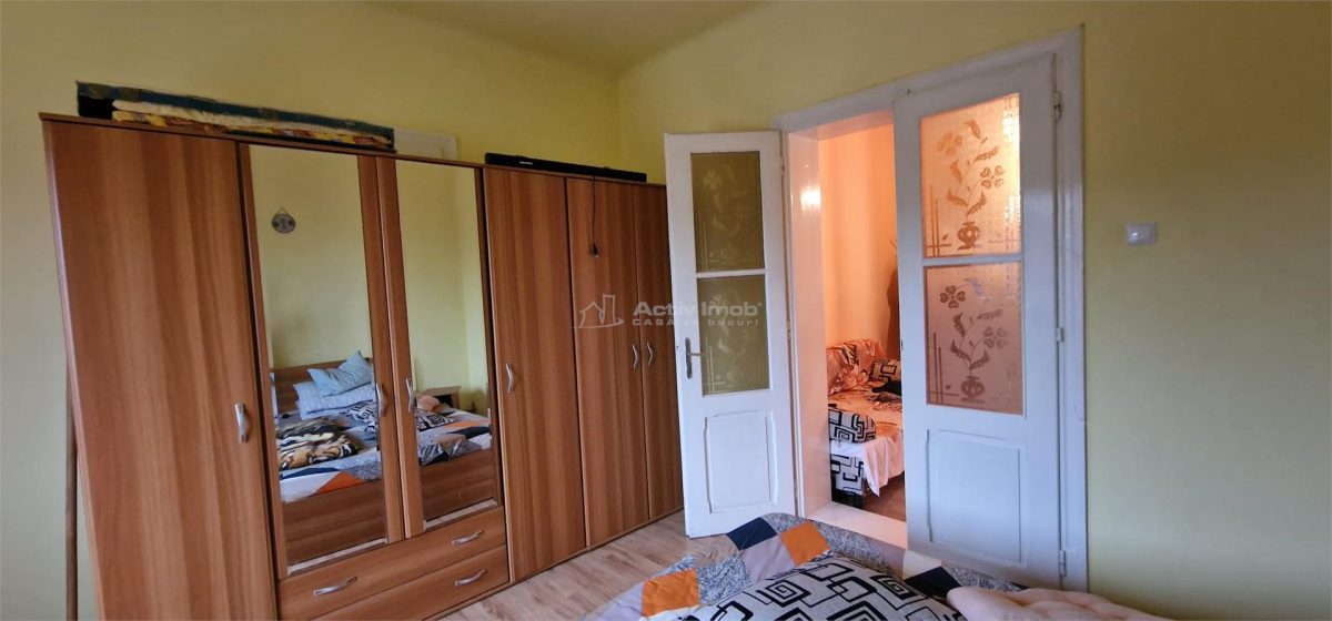 Resita Casa la Pret de Apartament,Parter, Etj 1 si Pod, Zona Muncitoresc - foto 4