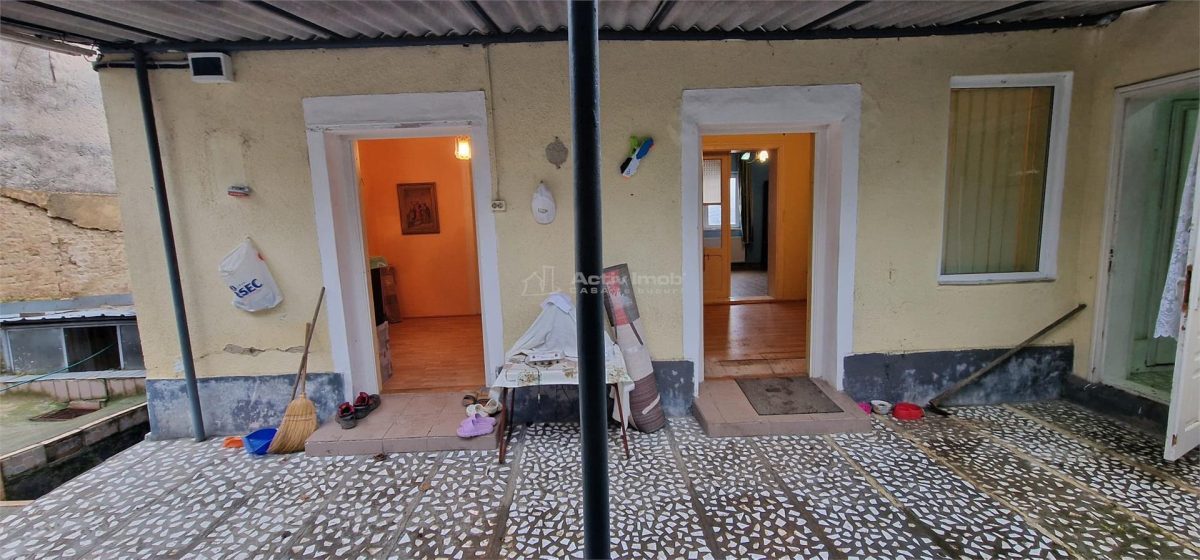 Resita Casa la Pret de Apartament,Parter, Etj 1 si Pod, Zona Muncitoresc - foto 6