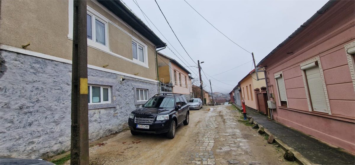 Resita Casa la Pret de Apartament,Parter, Etj 1 si Pod, Zona Muncitoresc - foto 7