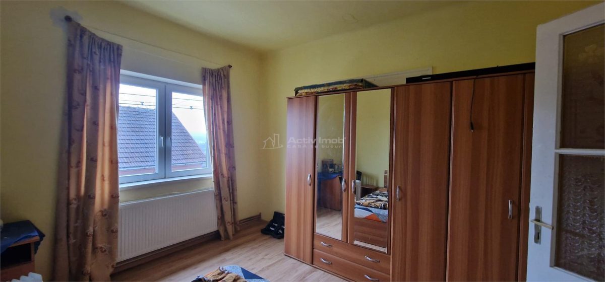 Resita Casa la Pret de Apartament,Parter, Etj 1 si Pod, Zona Muncitoresc - foto 9