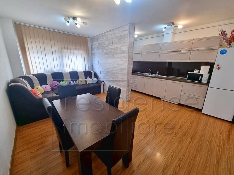 Apartament 3 camere, Centru, zona Facultatea de Litere - 