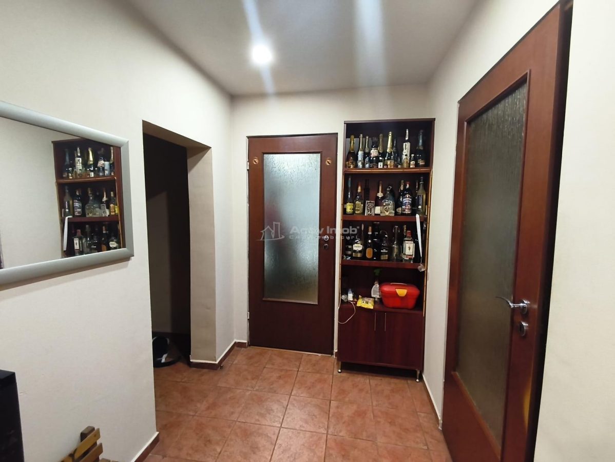 Resita Casa Muncitoresc Zona  Fosta Baie Comunala Comision Zero Cumparator - foto 14