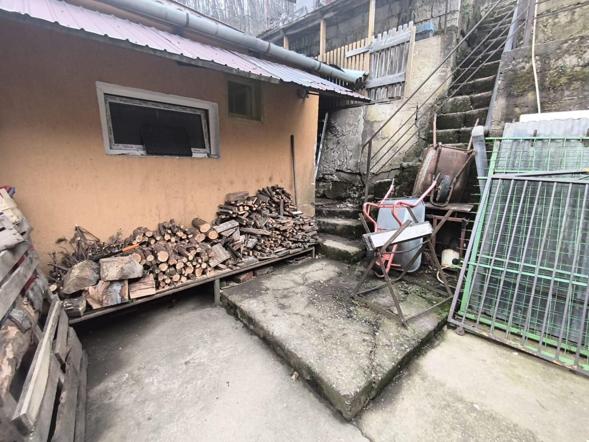 Resita Casa Muncitoresc Zona  Fosta Baie Comunala Comision Zero Cumparator - foto 18