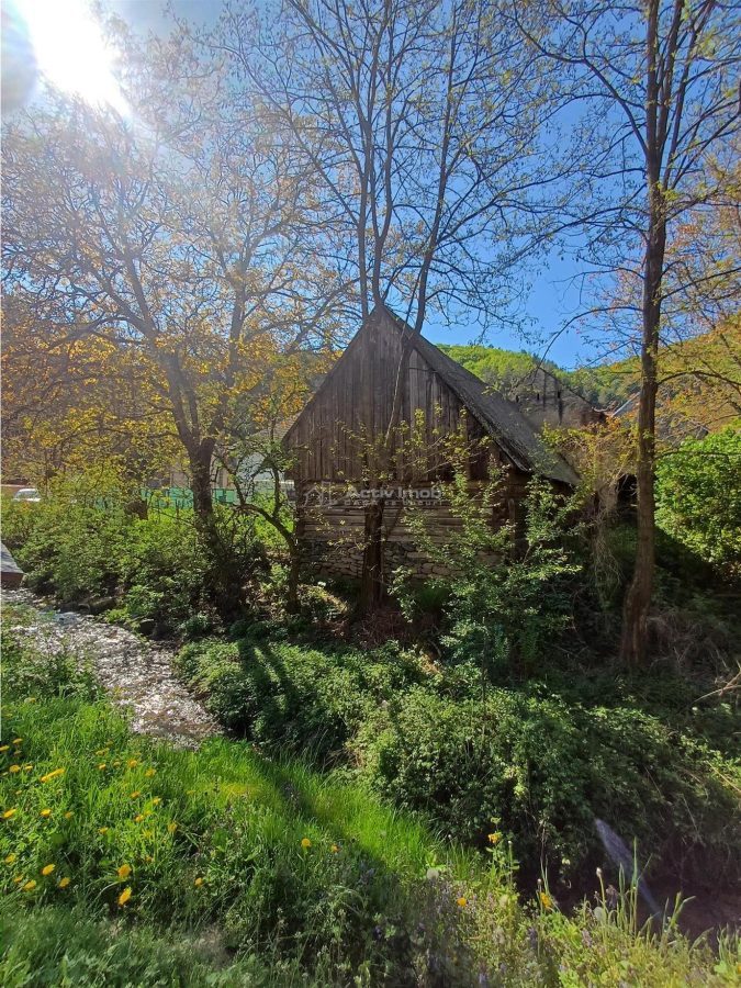 Teren intravilan cu iesire la rau cu utilitati si sura intabulata - 