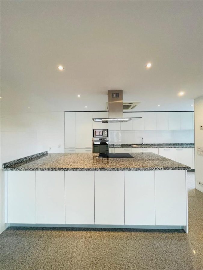 VANZARE APARTAMENT 4 CAMERE DOUA LOCURI PARCARE ZONA KISELEFF SECTOR 1 - foto 3