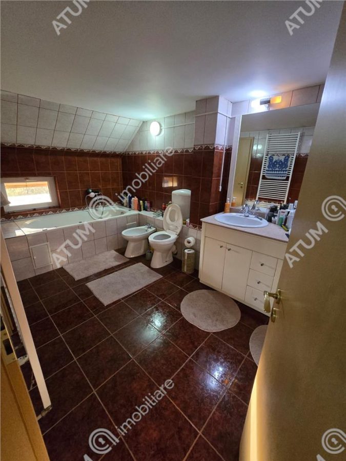 Casa individuala 5 camere 2 bai 290 mp teren zona Mall Selimbar - foto 13