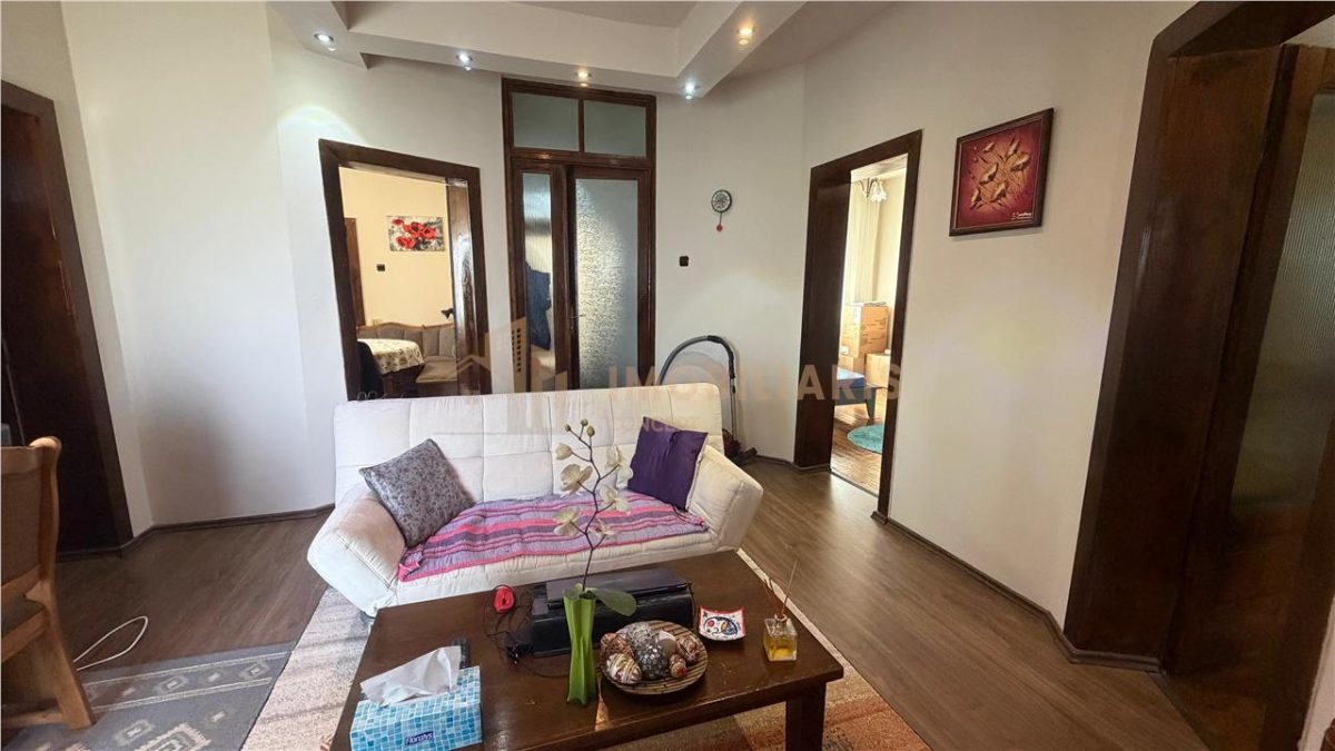 Apartament 3 camere in vila, zona Aleea Romana - 