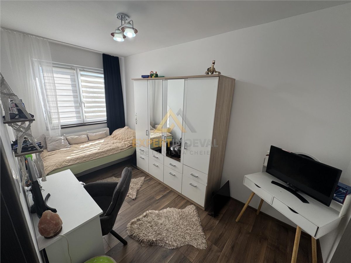 Apartament 3 camere de vanzare- Str. Minerilor - foto 2