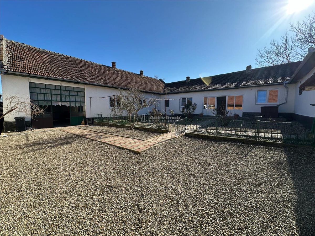 Casa Solida, pentru Familie extinsa,  cu Gradina si Teren, Doclin - 