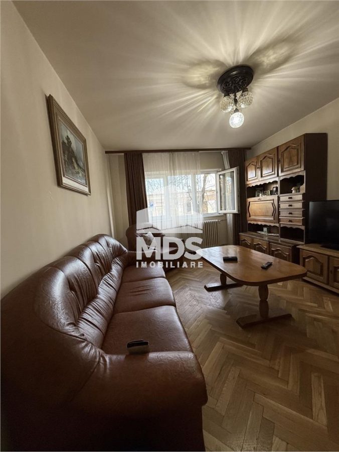 Decomandat cu 2 bai la parter inalt, lingă Piața Verde - 