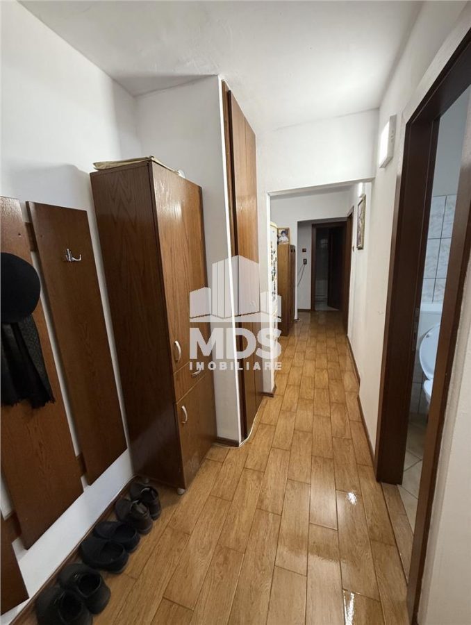 Decomandat cu 2 bai la parter inalt, lingă Piața Verde - foto 4