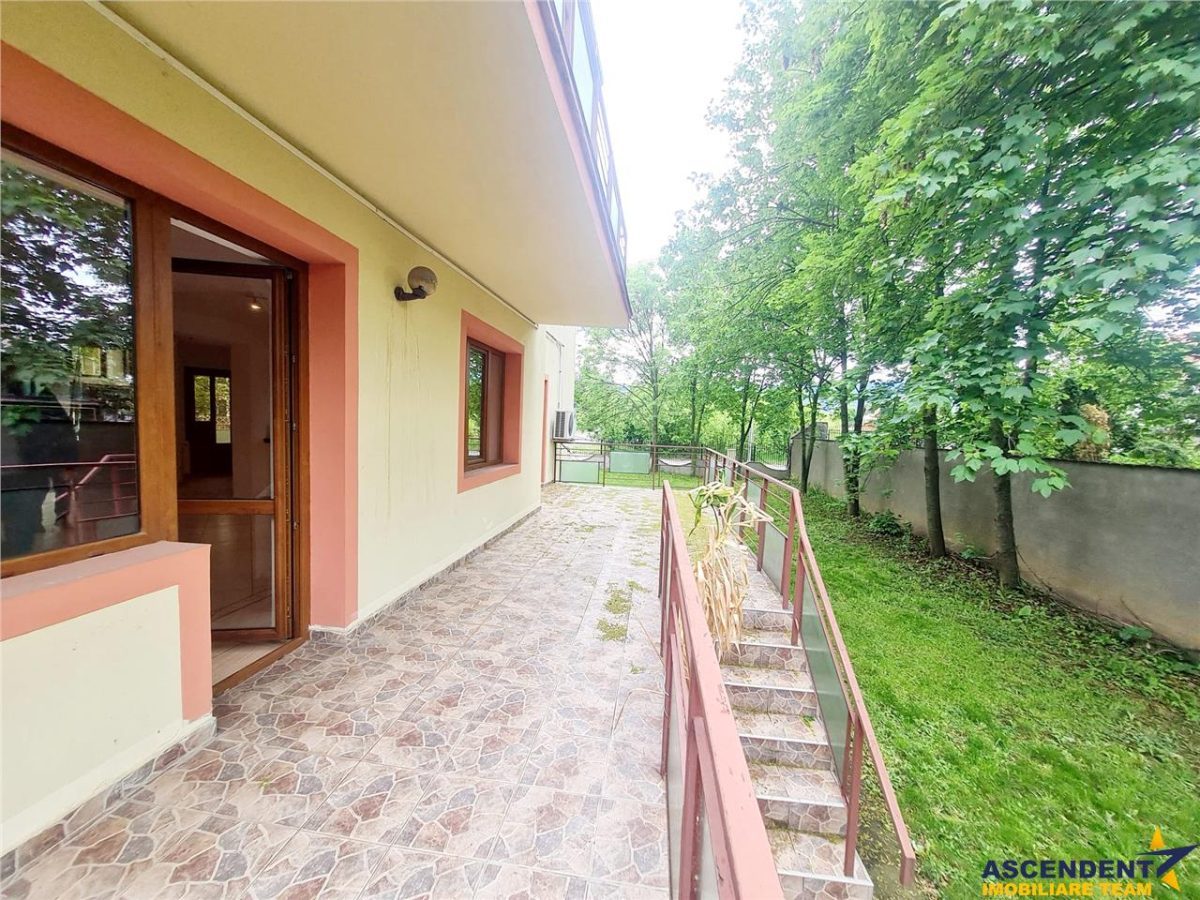 Vila impetuoasa pe 700mp teren:Spatiu versatil pentru locuinta/afacere Premium - foto 24