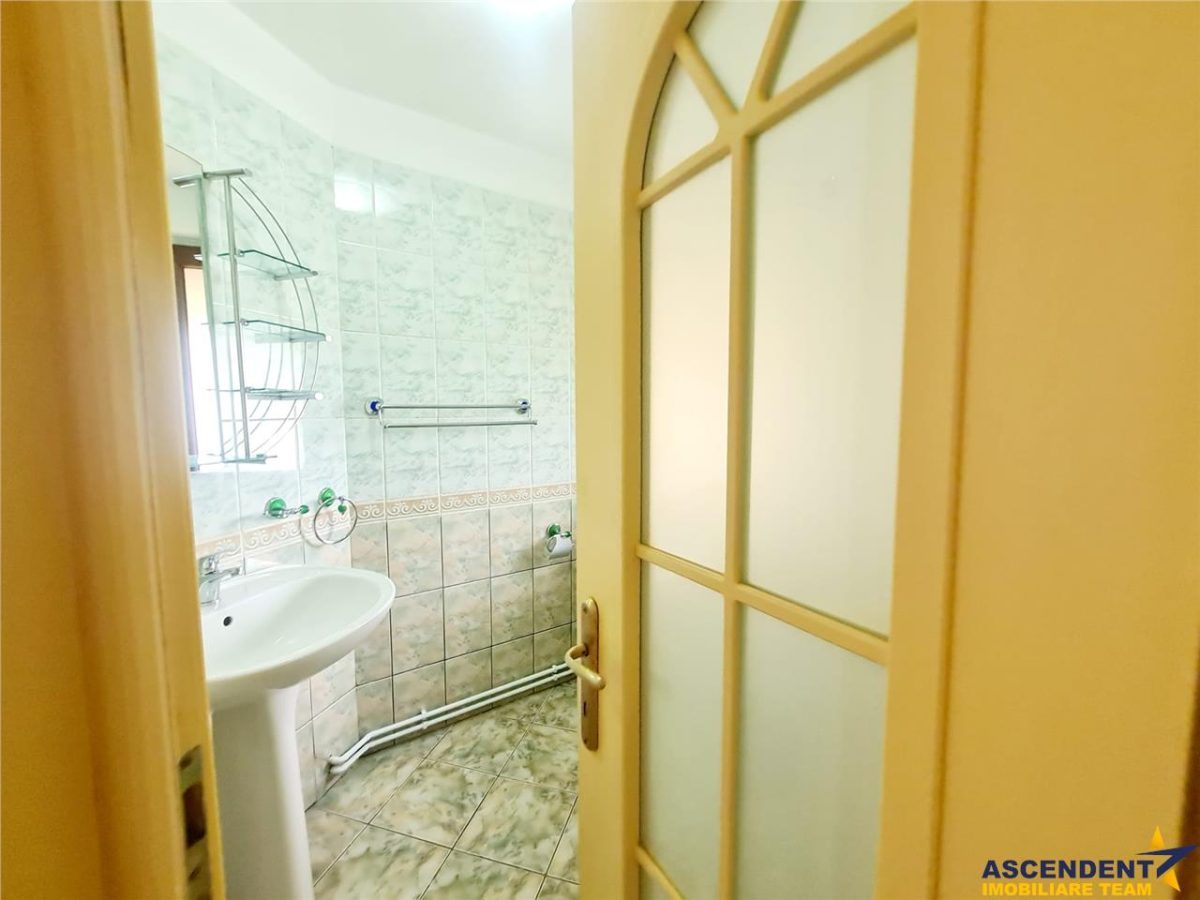 Vila impetuoasa pe 700mp teren:Spatiu versatil pentru locuinta/afacere Premium - foto 8