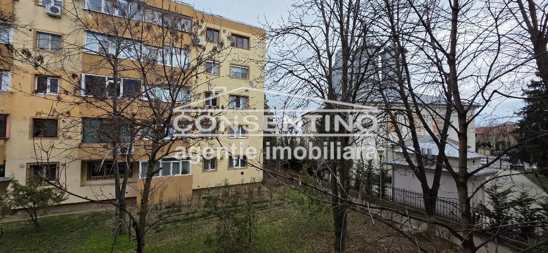 Se vinde apartam. 3 camere , etaj1, liber, Biserica Greci , Pizza Marina - 