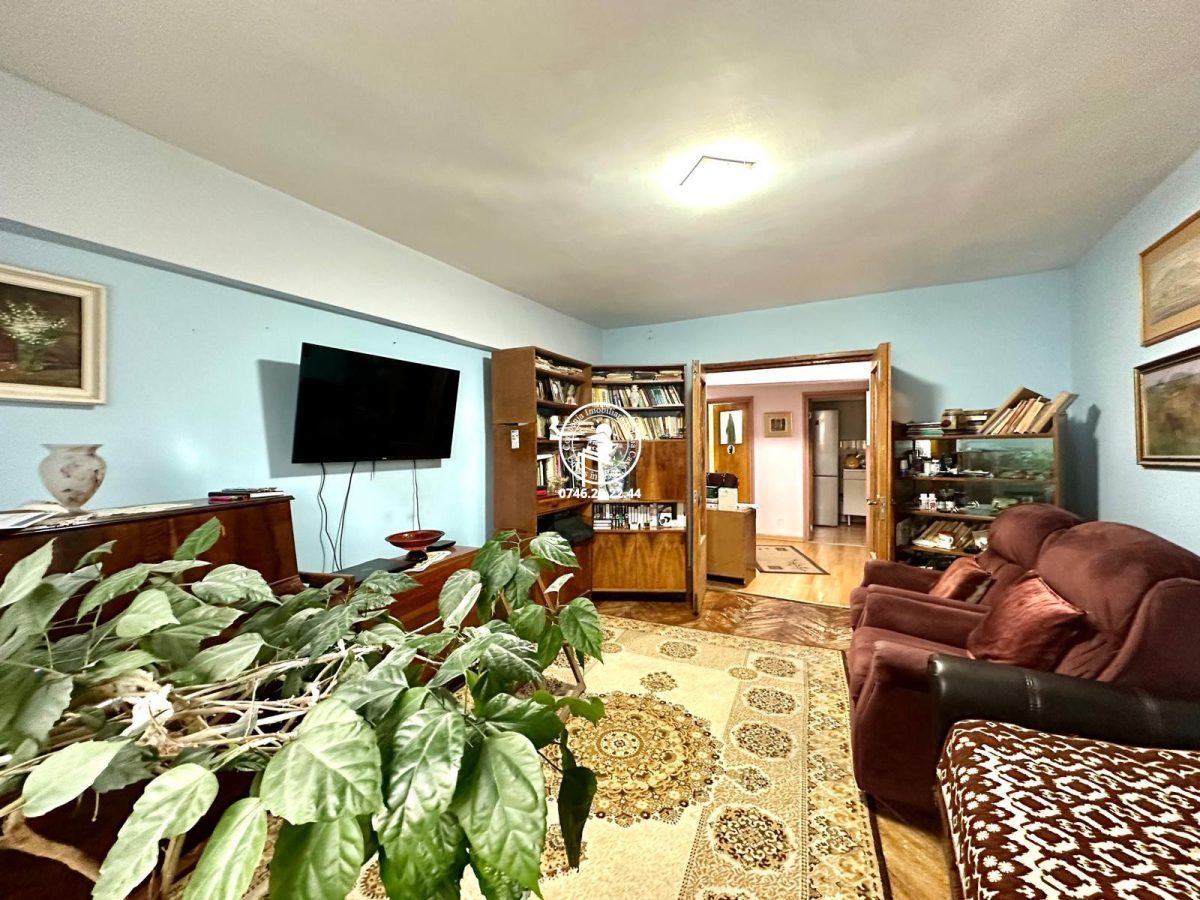 Apartament 4 camere  de vanzare  Centru, - 