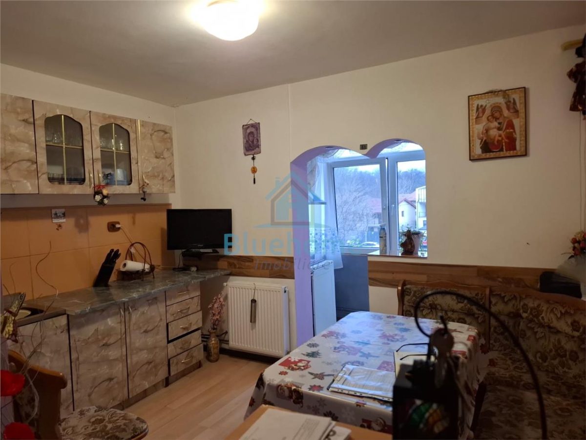 Apartament 3 camere, decomandat, etaj 2, 1Mai - foto 2