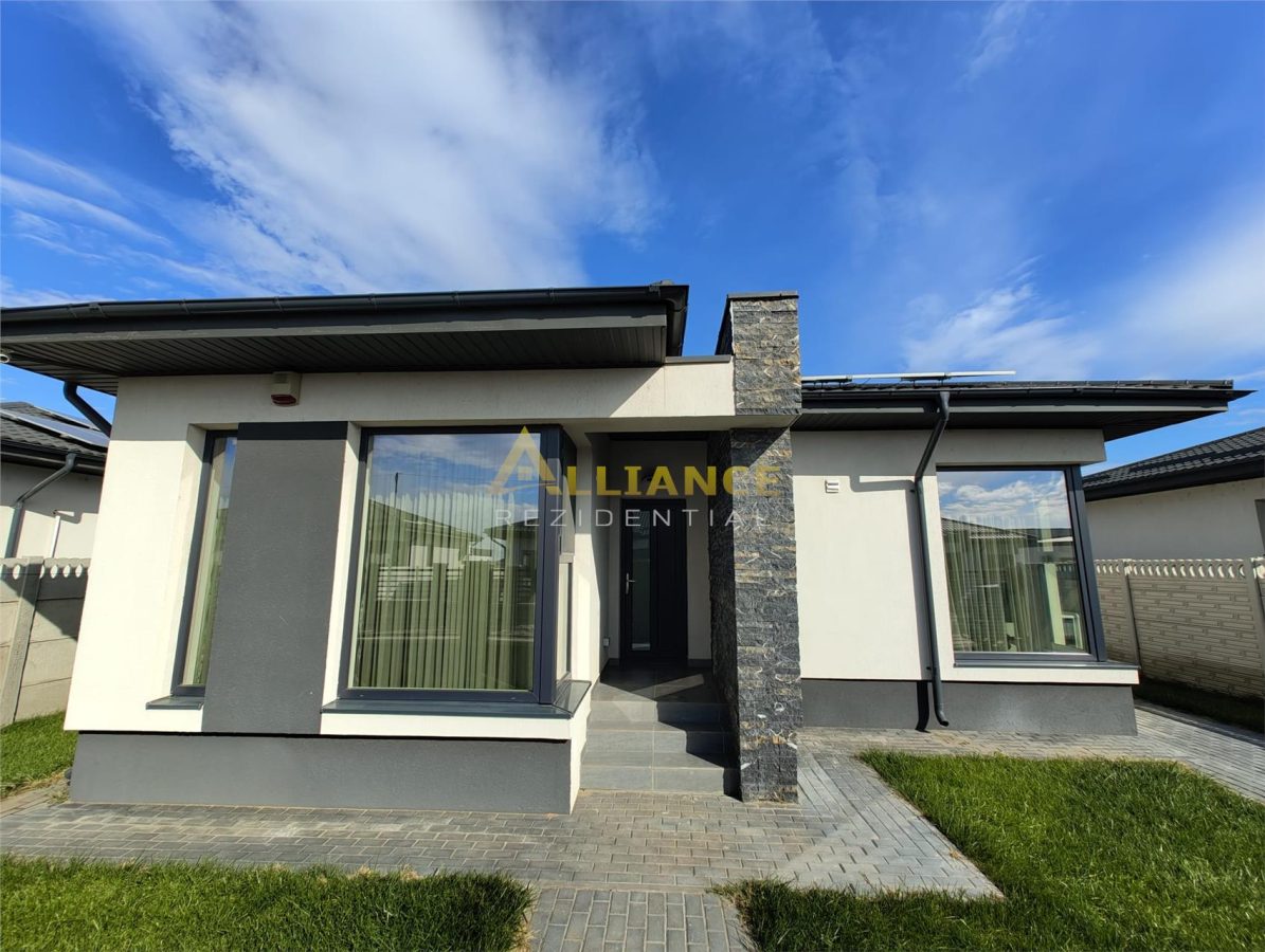 Casa moderna parter - 3 camere, 2 bai, pompa de caldura, panouri solare - 