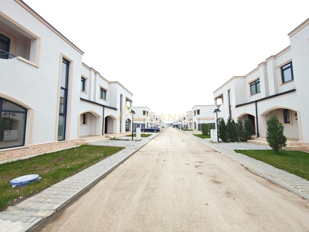 Duplex - 5 camere - 3 bai - la intrare in comuna Berceni - 