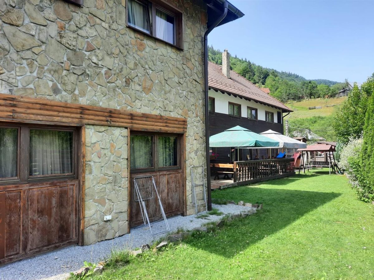 Pensiune in Muntii Apuseni 10 camere 1007 mp teren - Garda de Sus