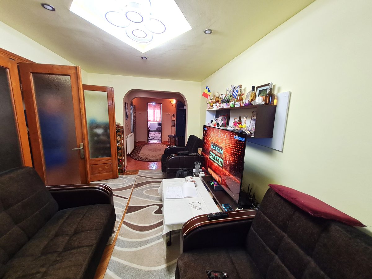 Apartament 3 Camere, 75 mp, Decomandat, Zona Cetate - foto 2