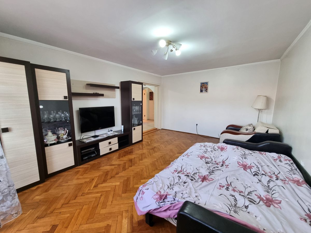 De inchiriat apartament 3 camere, zona Piata, Cetate - foto 2