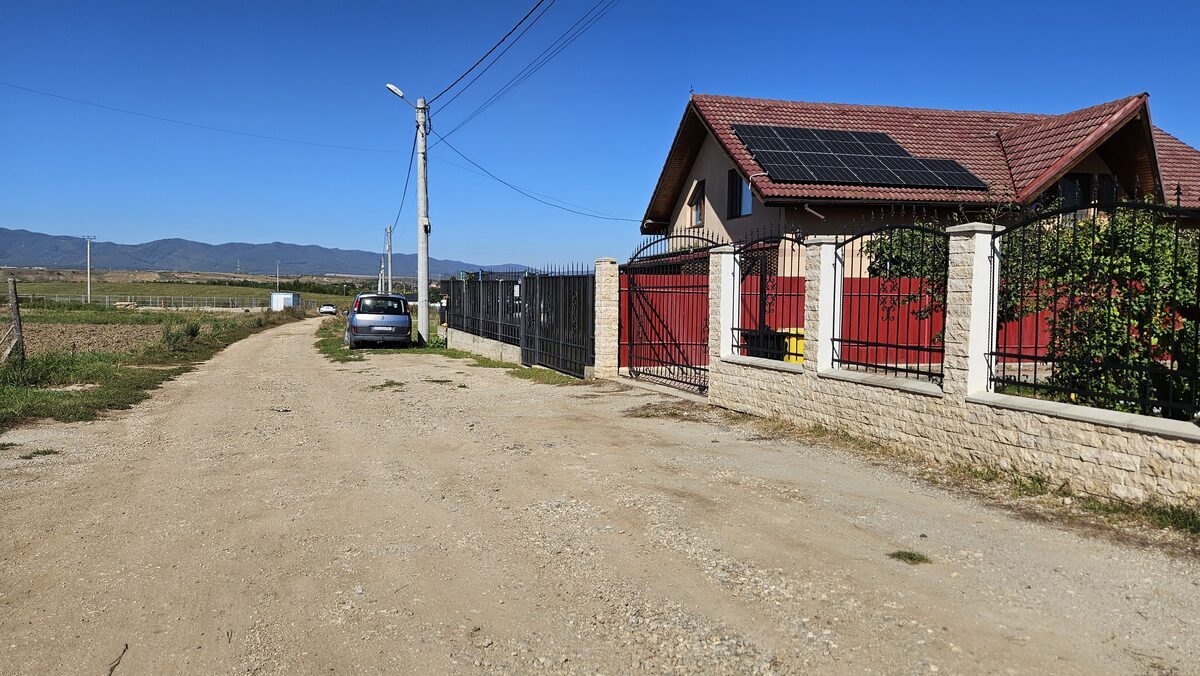 Feldioara,teren casa intravilan, utilitati in fata - foto 1