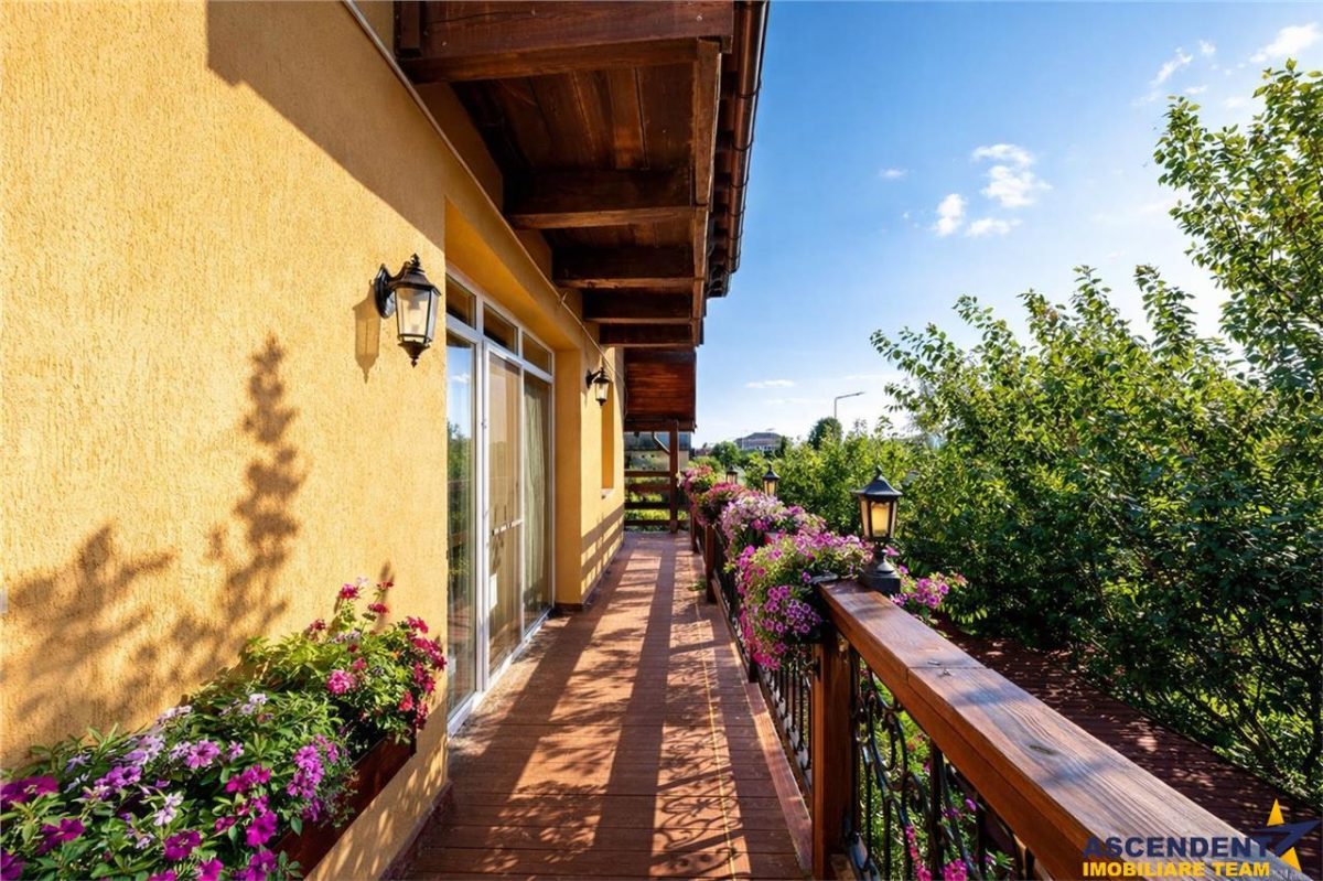 Vila luminoasa, gradina, priveliste panoramica spre munti, Harman, Brasov - 