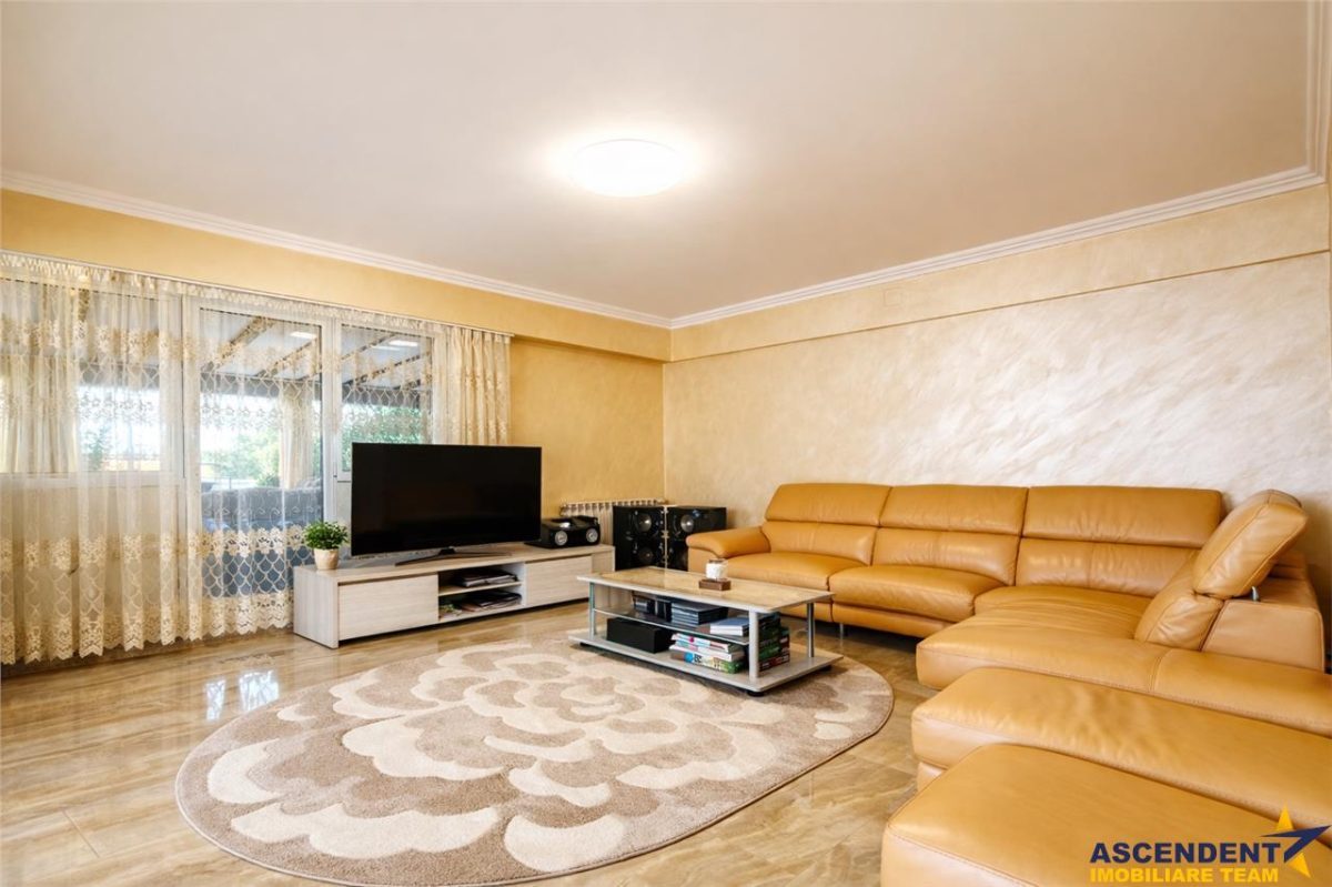 Vila luminoasa, gradina, priveliste panoramica spre munti, Harman, Brasov - foto 2