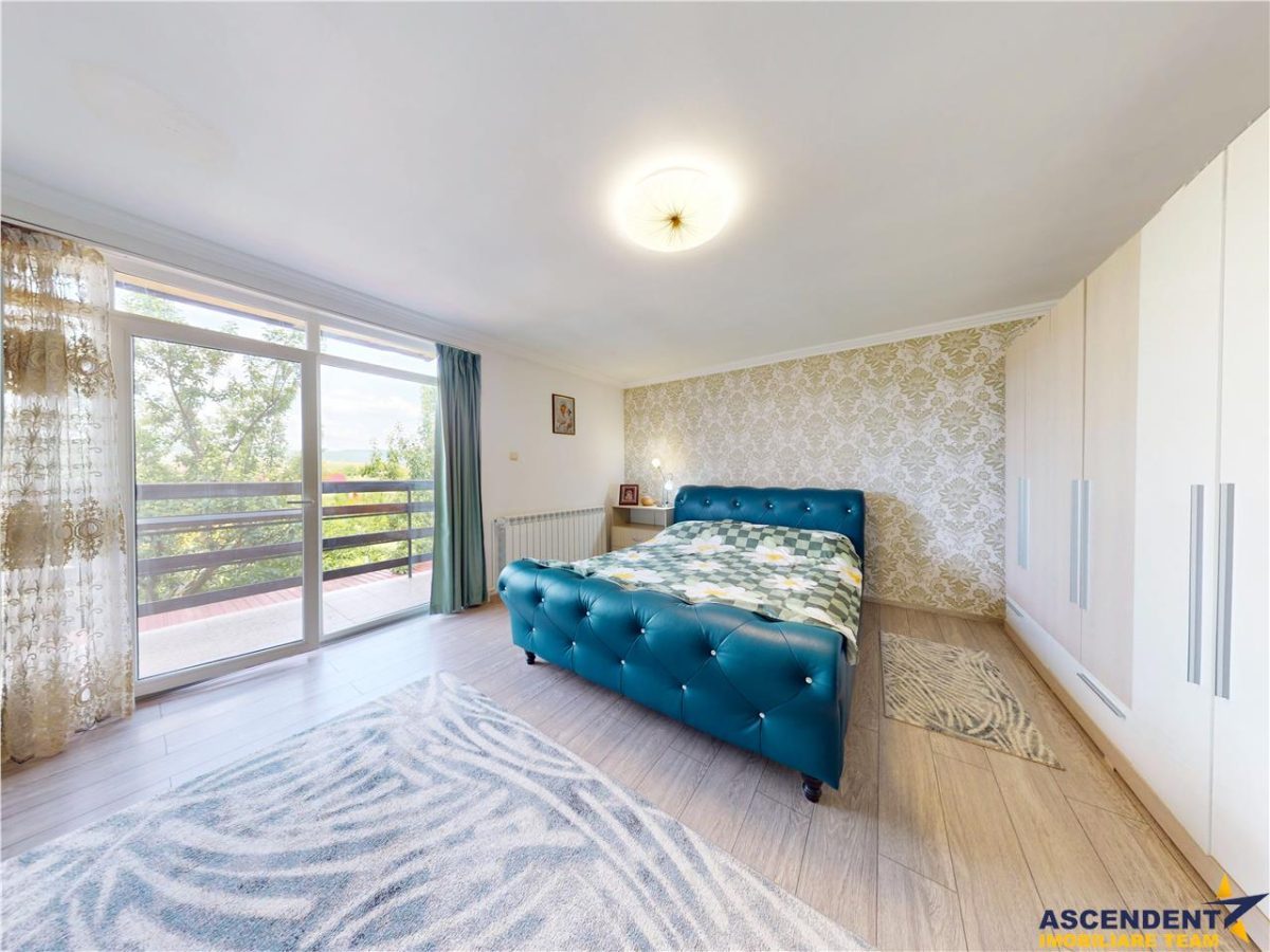 Rezidenta mobilata si echipata, cu lumina naturala, verdeata, vedere munte - foto 13